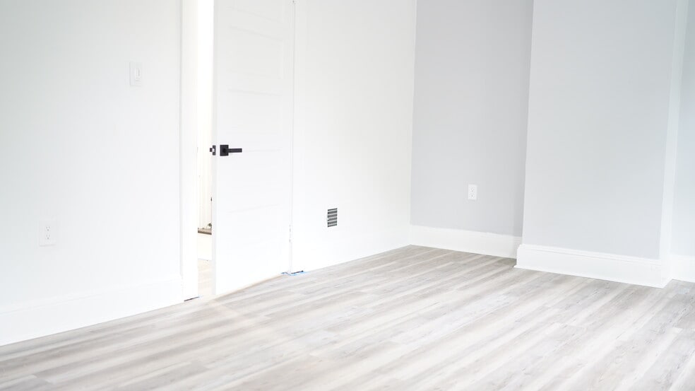 Building Photo - 3370 Parkview Ave