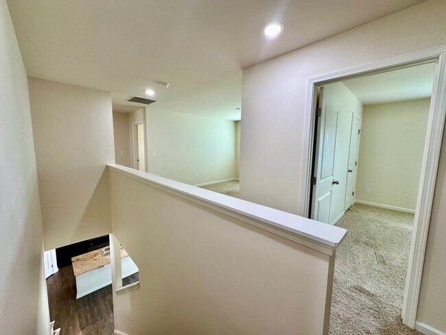 Building Photo - Beautiful 5 bedroom, 3 full bath home in D...