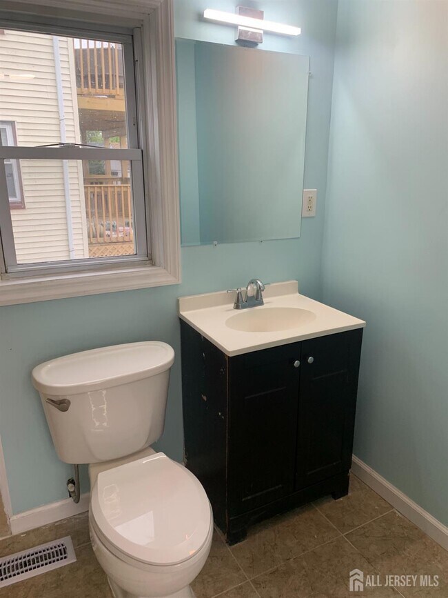 Building Photo - 47 Holly St