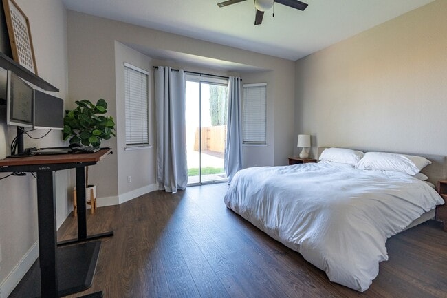 Building Photo - Stunning 3 Bedroom 2 Bath Home
