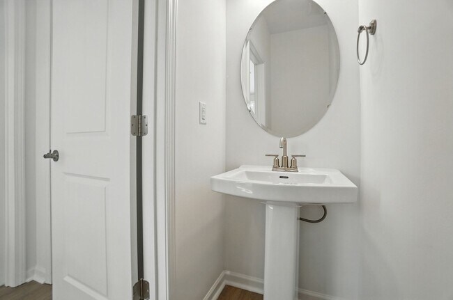 Building Photo - Brand-new three-story townhome in the Univ...
