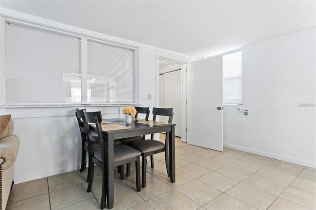 Building Photo - 904 Lakeview Rd