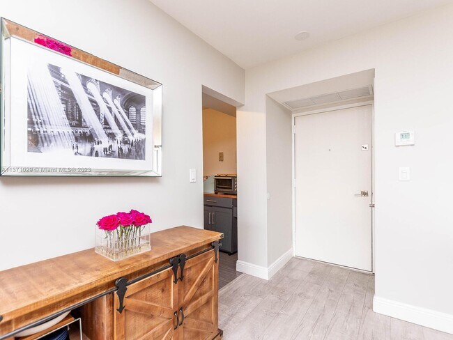 Building Photo - 3701 N Country Club Dr