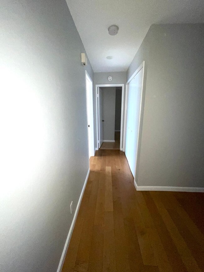 Building Photo - $2750 LARGE 2 BEDROOM CONDO NEAR 4TH ST. W/ PARKING