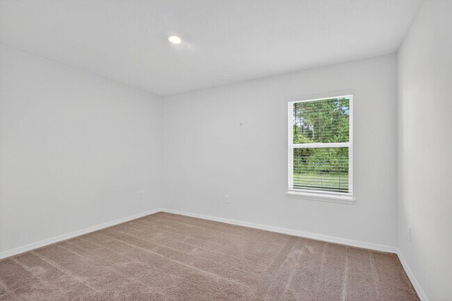 Building Photo - 657 NE Horizon Ln