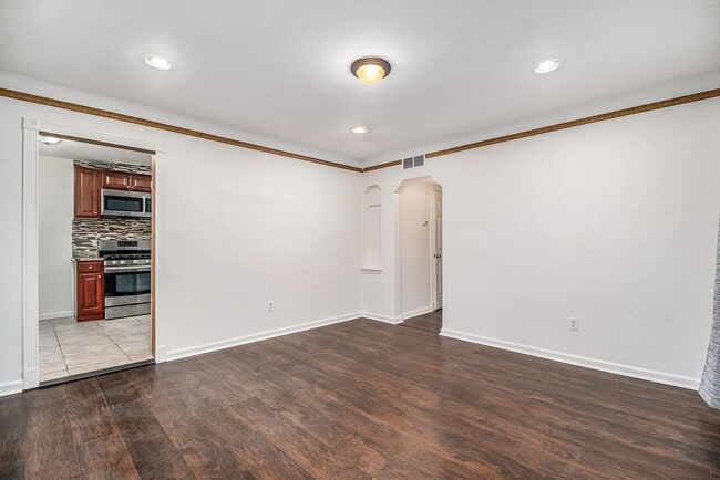 Building Photo - Updated Bungalow with Modern Kitchen & Fen...
