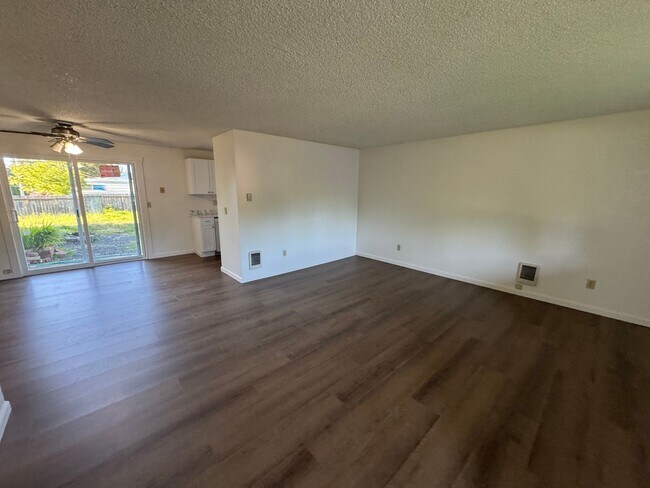 Building Photo - 3 Bedroom House in Waldport!