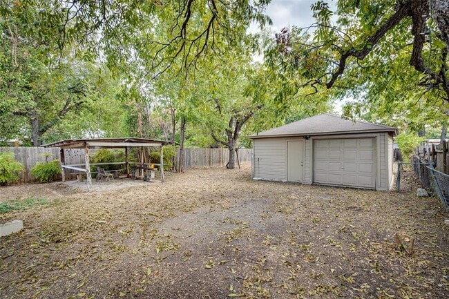 Building Photo - 1011 E 49th St