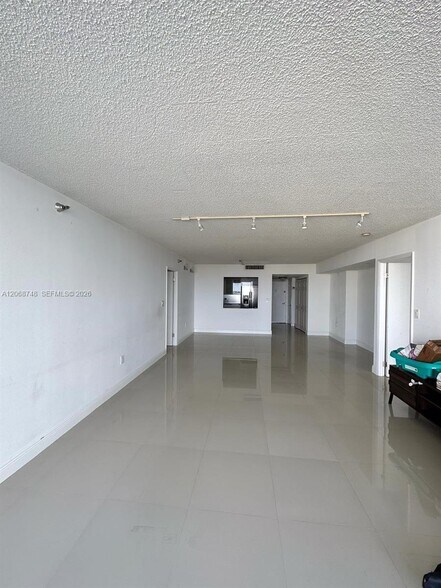 Building Photo - 20515 E Country Club Dr
