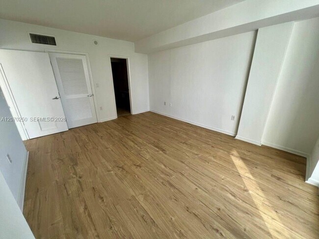 Building Photo - 10275 Collins Ave