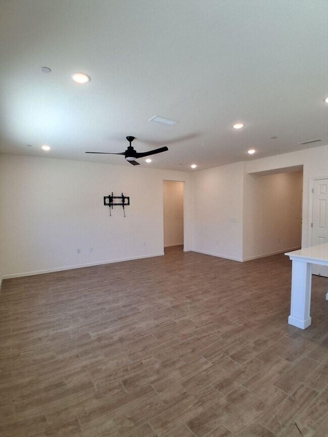 Building Photo - Solar Included! Spacious Single-Story Fresno Home with Den & 2-Car Garage!