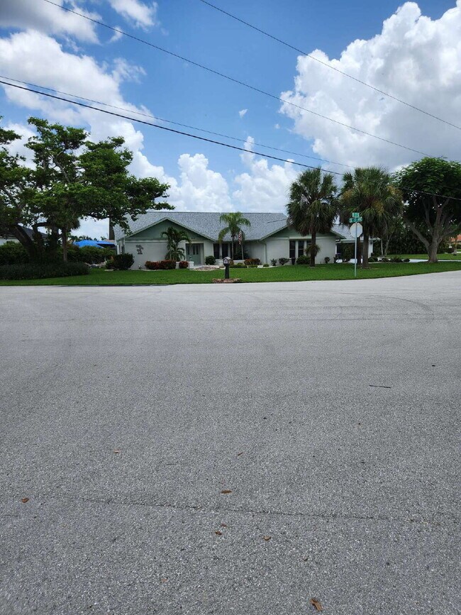 Building Photo - Furnished 4BR Waterfront Pool Home in Cape...