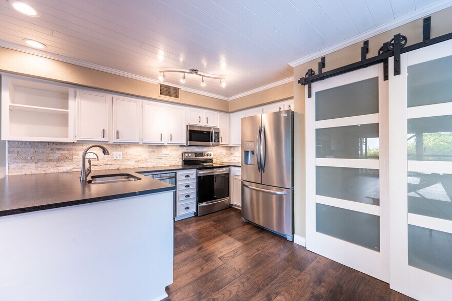 Building Photo - 300 Rush Creek Dr