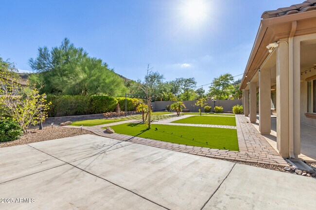 Building Photo - 5811 W Bonanza Ln