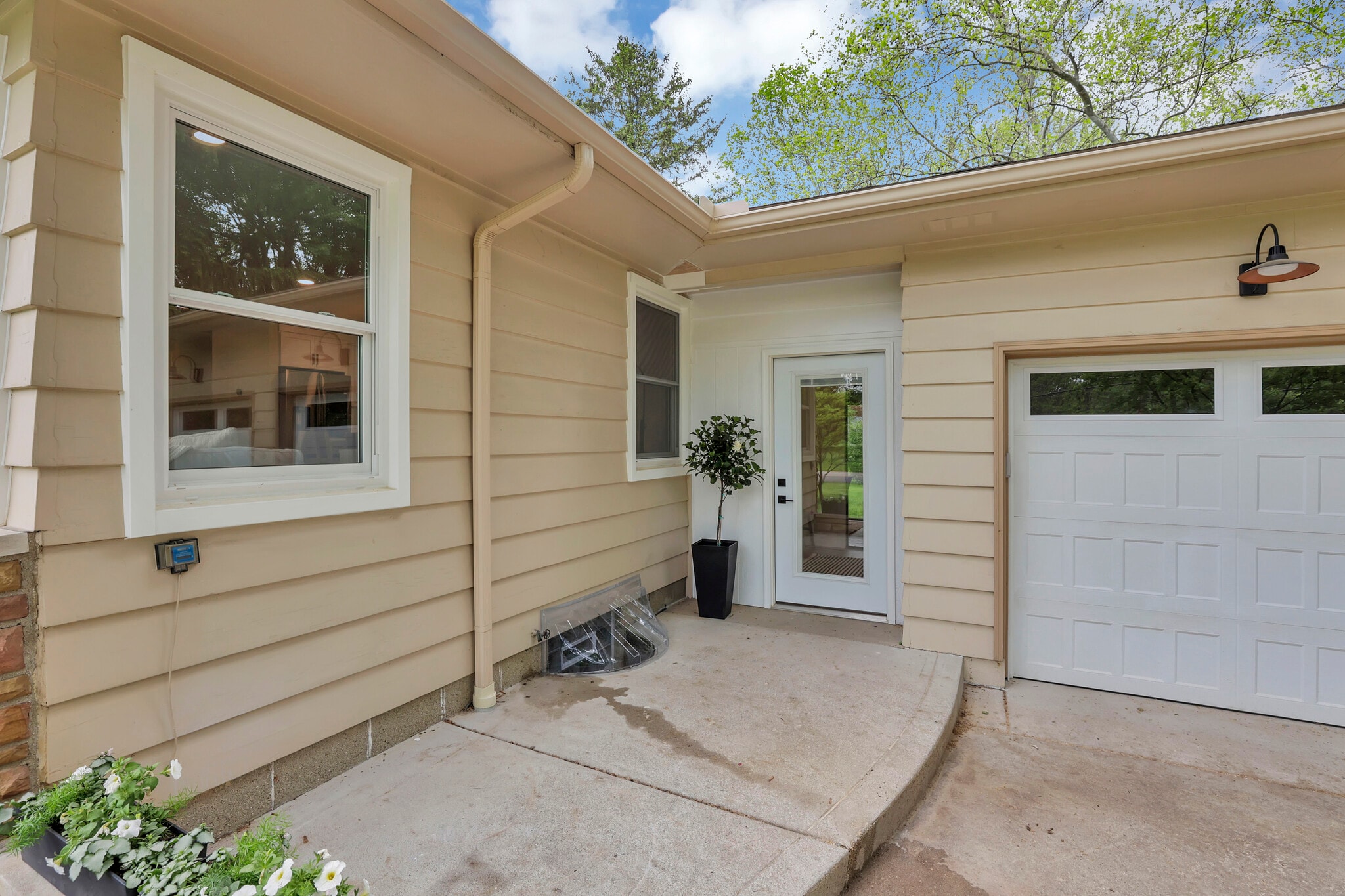 Building Photo - 2095 McCoy Rd