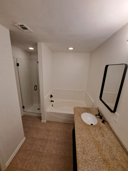 Building Photo - 2512 Crystal Falls Dr