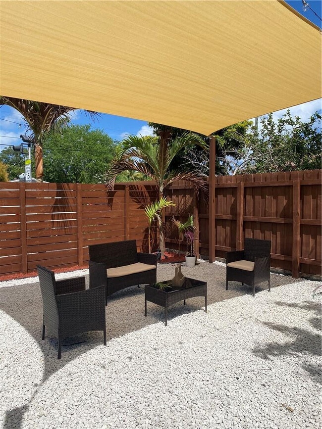 Building Photo - 902 NE 38th St