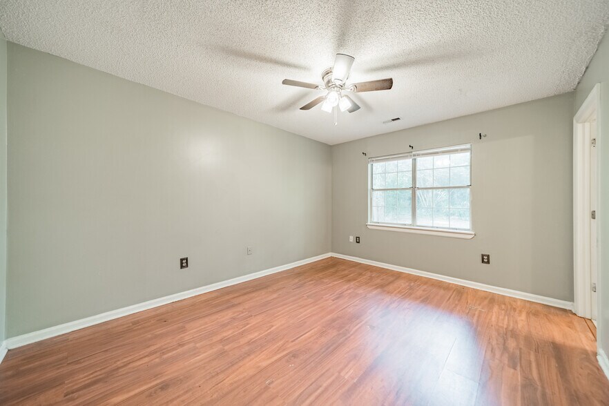 Building Photo - Room in House on Sherington Way