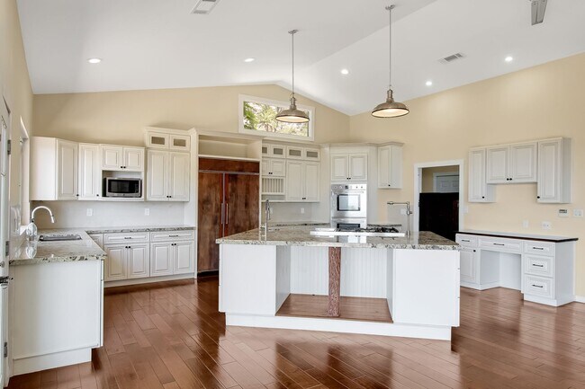 Building Photo - 3021 Hidden Valley Ln