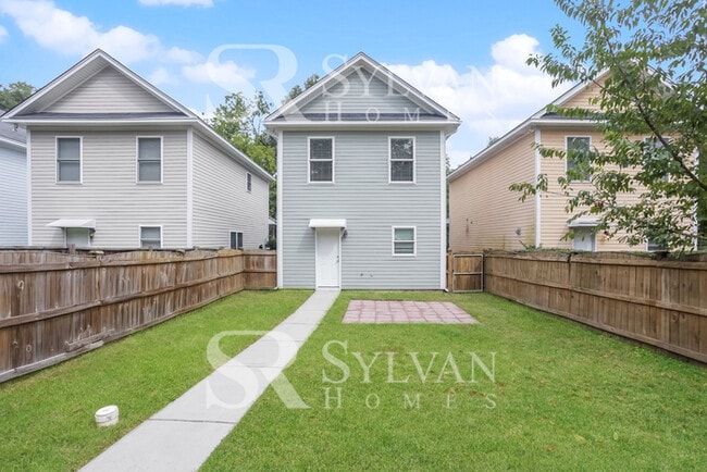 Building Photo - Charming 3 BR, 2.5 BA home awaits new residents