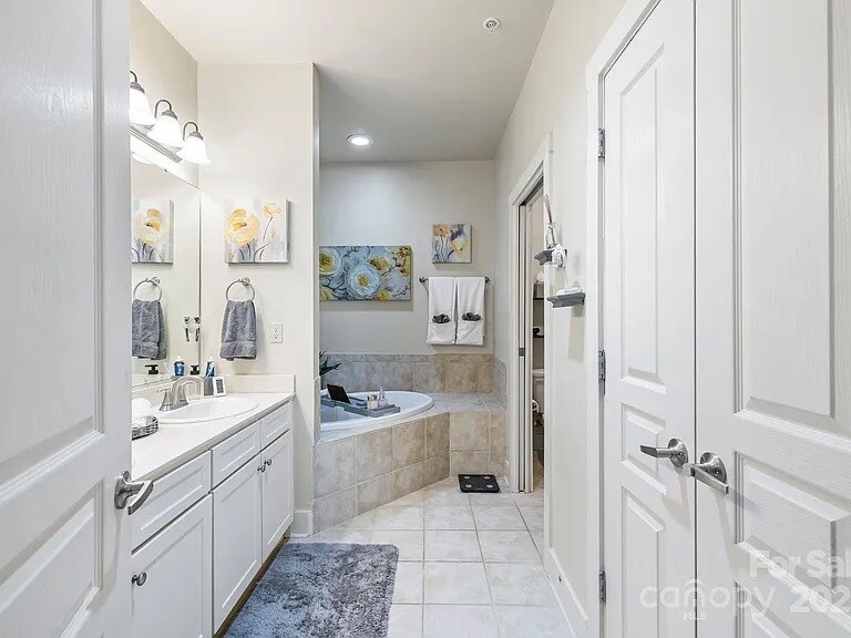 Building Photo - 9 Kenilworth Knls