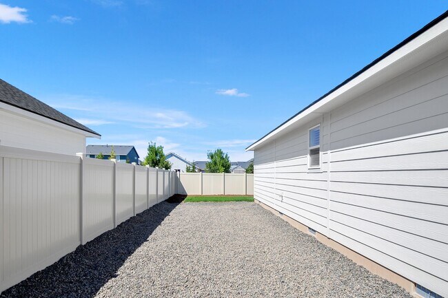 Building Photo - $200.00 Move in Special for September / Oc...