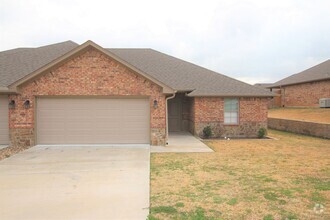 Building Photo - Beautiful 3 Bedroom 2 Bathroom Townhouse i...