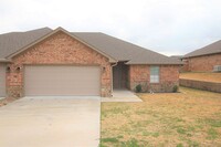 Building Photo - 2 Bedroom 2 Bath Townhome in South Tyler!