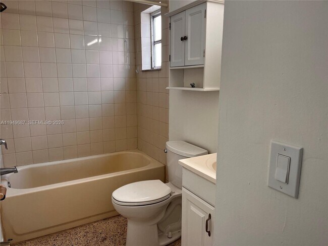 Building Photo - 928 SW 30th Ave