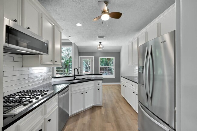Building Photo - 84 Oak Grove Ln