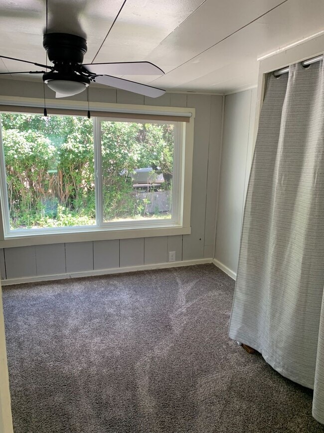 Building Photo - Clean 2 bedroom home