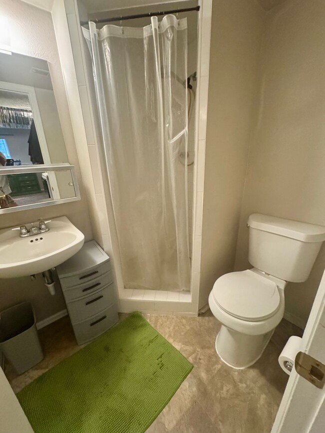 Building Photo - 3 bedroom/2 bath Centrally Located home in...