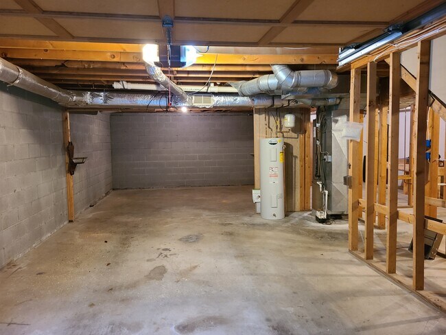 Building Photo - 120 Rocky Stream Ct