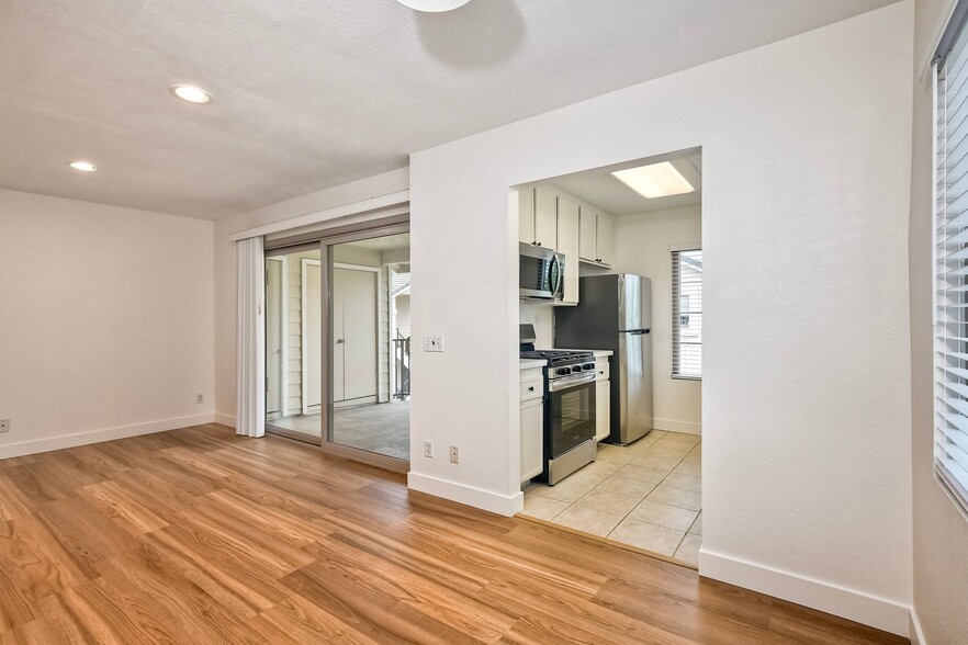 Building Photo - 10910 Summerdale Way