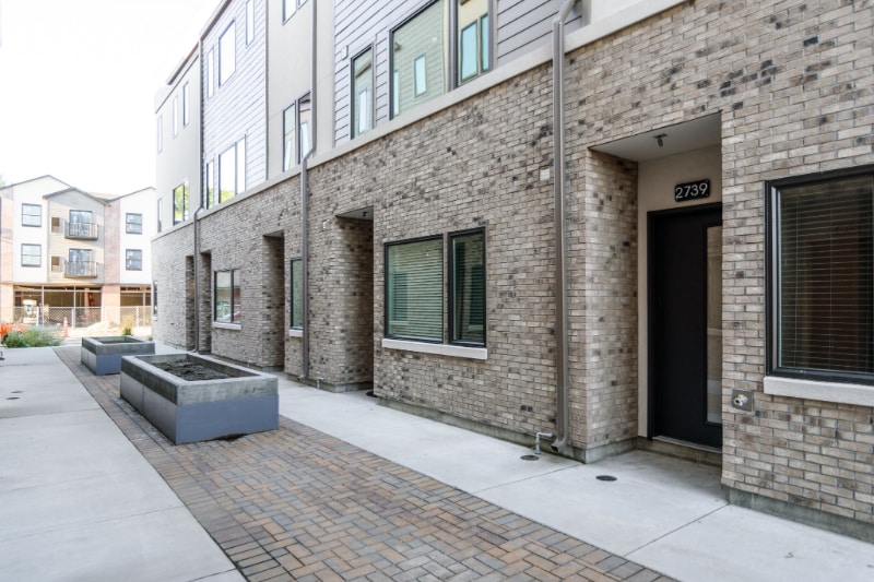 Building Photo - 2739 W Stewart Ave