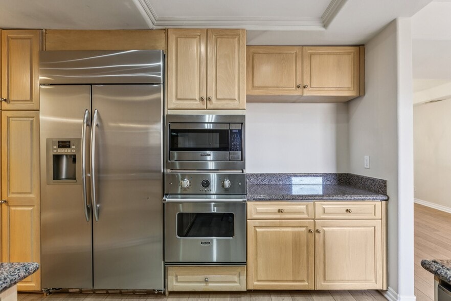 Building Photo - 14290 Dickens St