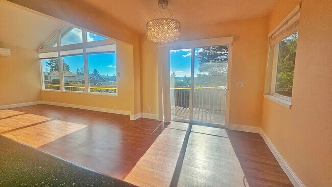 Building Photo - Mercer Island gem - 4 BD 2.5 Ba in Beautif...