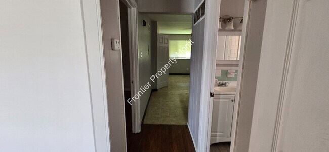Building Photo - Available NOW! Beautiful/Unique 2 bed 1 ba...