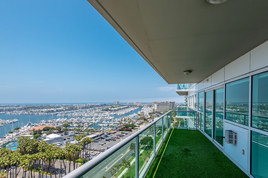 Building Photo - 13600 MARINA POINTE Dr