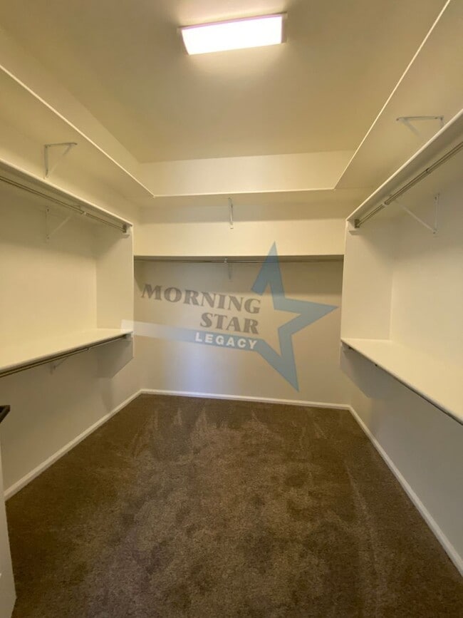 Building Photo - Stunning 4 bedroom, 2.5 bath house - 3 car...