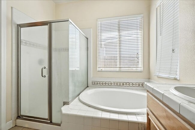 Building Photo - 5733 Spenlow Way