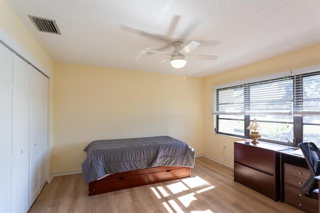 Building Photo - 5630 Golf Pointe Dr