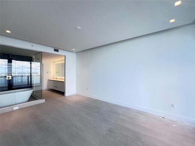 Building Photo - 700 NE 24th St