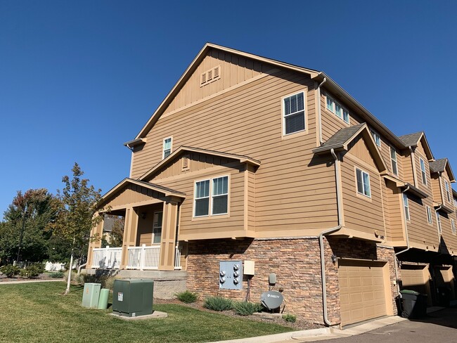 Building Photo - Lots of Great Light in this End Townhome
