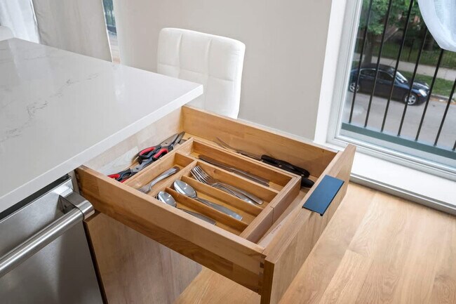 Building Photo - 2110 W Washington Blvd