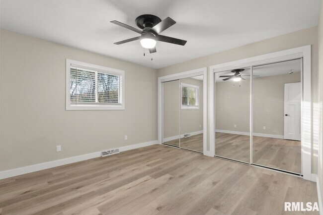 Building Photo - 1900 E Knox St