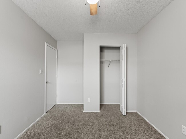 Building Photo - Newly renovated 3 bedroom/2 bath Townhome - Move In Special