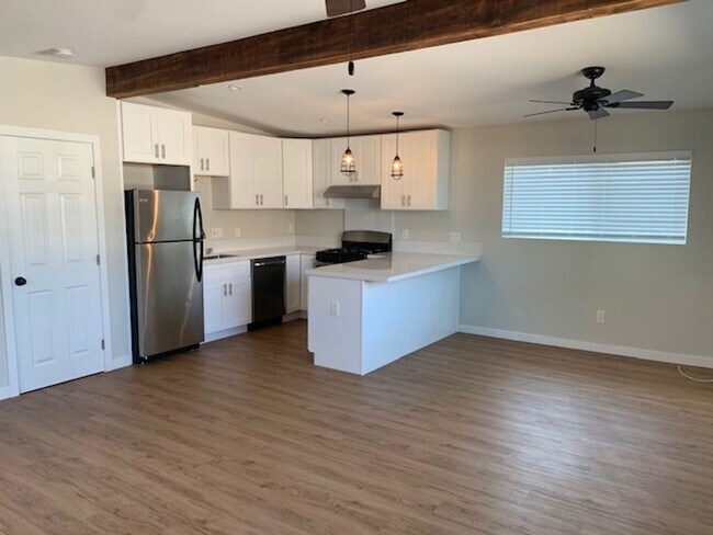 Primary Photo - 1461 East Ln