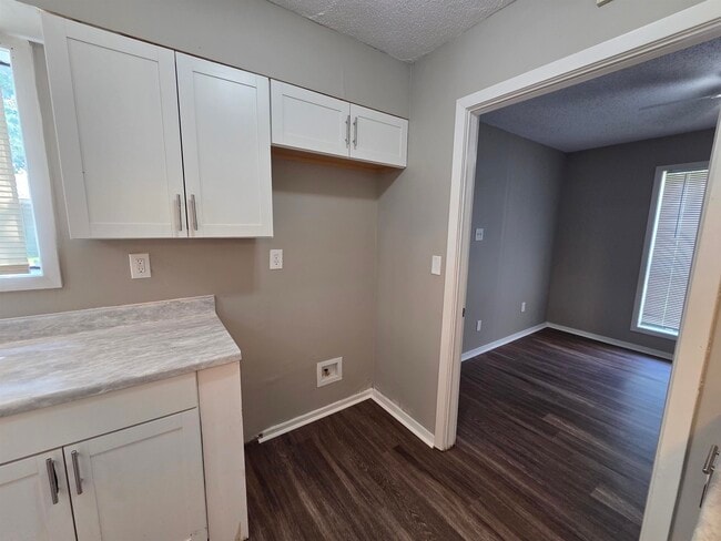 Building Photo - 6369 Golden Park Dr