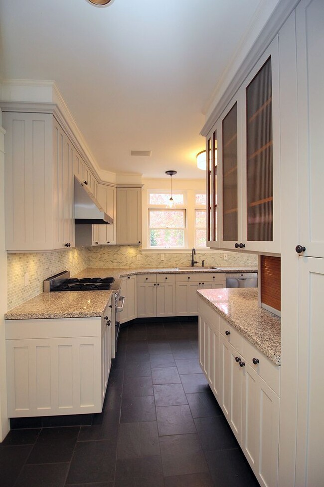 Building Photo - 803 NE Laurelhurst Pl